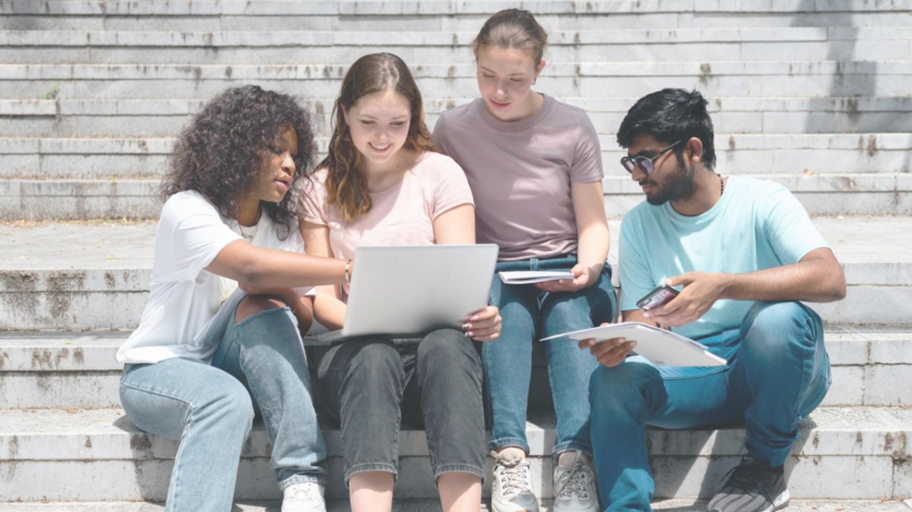 Équipe flamervonix travaillant sur l'analyse budgétaire